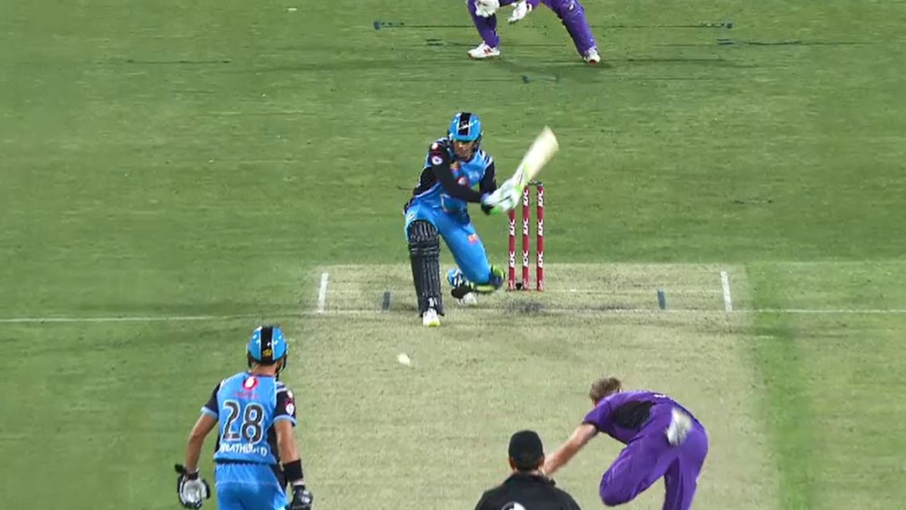 Strikers fume after on-field umpire helps Hobart Hurricanes avoid a